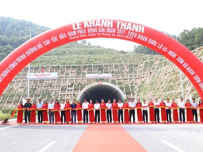 Phó thủ tướng Trần Hồng Hà và các đại biểu cắt băng khánh thành Dự án thành phần Quốc lộ 45 - Nghi Sơn và Nghi Sơn - Diễn Châu.