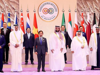 Thủ tướng, Hoàng Thái tử Saudi Arabia Mohammed bin Salman đón Thủ tướng Phạm Minh Chính và các trưởng đoàn dự Hội nghị. (Ảnh: VGP) 