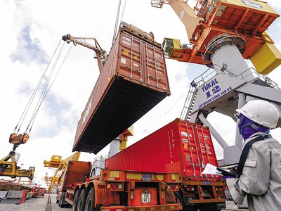 Các chính sách dồn lực cho tăng trưởng liên quan tới thúc đẩy đầu tư, sản xuất, tiêu dùng, xuất khẩu… sẽ là một trong những ưu tiên trong các quyết sách của Quốc hội tại kỳ họp lần này. Trong ảnh: Giao thương hàng hóa qua Cảng Tân Vũ. Ảnh: Đức Thanh 