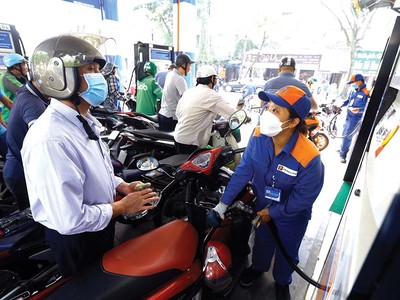 Xăng dầu là mặt hàng thiết yếu trong đời sống người dân và là đầu vào của nhiều ngành sản xuất