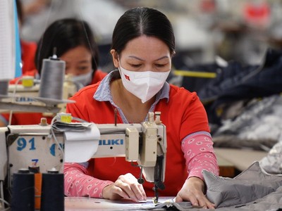 Các doanh nghiệp dệt may đang phải trải qua những tháng cuối năm đầy khó khăn. Ảnh: Nam Khánh 