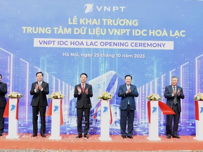 Các đại biểu ấn nút khai trương IDC Hòa Lạc. 