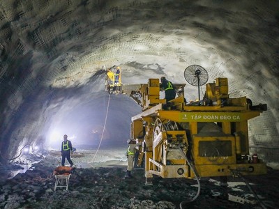Thi công hầm đường bộ Núi Vung thuộc Dự án thành phần cao tốc Cam Lâm - Vĩnh Hảo.