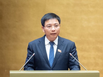 Bộ trưởng Bộ Giao thông - Vận tải Nguyễn Văn Thắng trình bày tờ trình.