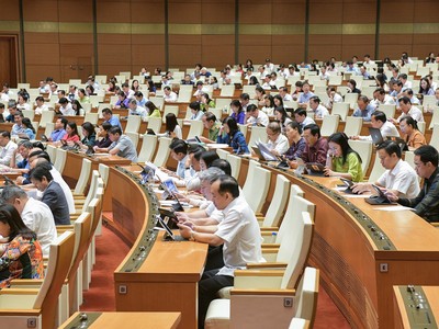 Đại biểu Quốc hội góp ý Luật Nhà ở chiều ngày 26/10. Ảnh: Cổng thông tin Điện tử Quốc hội