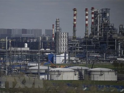 Nhà máy lọc dầu của công ty Gazprom ở ngoại ô Moskva, Nga. (Ảnh: AFP/TTXVN)