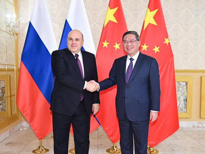 Thủ tướng Trung Quốc Lý Cường (phải) và Thủ tướng Nga Mikhail Mishustin bên lề Hội nghị SCO 22 tại Bishkek, Kyrgyzstan, ngày 25/10. (Nguồn: Xinhua)