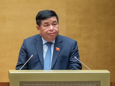  Bộ trưởng Bộ Kế hoạch và Đầu tư Nguyễn Chí Dũng trình bày tờ trình.