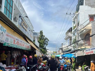 Người dân tập trung đến nhà chủ hụi ở phường Phú Thủy, TP.Phan Thiết, Bình Thuận.