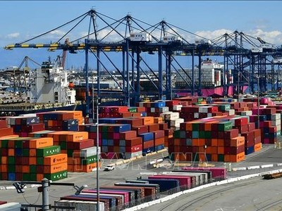 Hàng hóa được xếp tại cảng ở Los Angeles, bang California, Mỹ. Ảnh: AFP/TTXVN