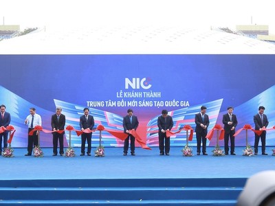 Thủ tướng Chính phủ Phạm Minh Chính cùng các vị lãnh đạo trung ương, đại diện các doanh nghiệp tài trợ cắt băng khánh thành Trung tâm Đổi mới sáng tạo Quốc gia - cơ sở Hòa Lạc (Ảnh: Chí Cường)