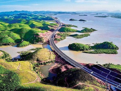 Cao tốc Vân Đồn - Móng Cái giúp rút ngắn khoảng cách, thời gian di chuyển từ Hà Nội và các tỉnh lân cận tới Quảng Ninh