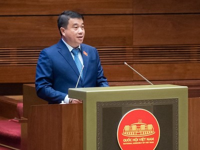 Chủ tịch Hội đồng Dân tộc, Phó Trưởng Đoàn giám sát của Quốc hội Y Thanh Hà Niê Kđăm trình bày kết quả giám sát.