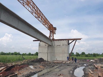 Nhà thầu thực hiện gác phiến dầm đầu tiên thuộc Gói thầu 12 của Dự án Đường ven sông đến Đông Triều - giai đoạn I Ảnh: Thu Lê