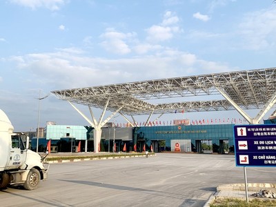 Cửa khẩu quốc tế Móng Cái (Khu vực cầu Bắc Luân II) phía Việt Nam đã chuẩn bị sẵn sàng cho việc đón nhận xe tự lái từ nước bạn sang. Ảnh: Nguyễn Văn Quân