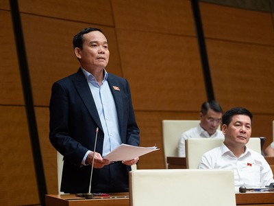 Phó thủ tướng Trần Lưu Quang phát biểu tiếp thu, giải trình tại hội trường Quốc hội chiều 30/10. (Ảnh: Quốc hội)