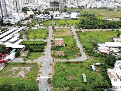 Do chưa xác định được giá đất, nên nhiều dự án bất động sản phải nằm “bất động”. Trong ảnh: Dự án Lotus Residence tại quận 7 (TP.HCM)