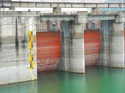 Mực nước trong hồ thuỷ điện Hoà Bình ngày 13/6/2023 xuống mức rất thấp, còn cách mực nước chết hơn 22 mét