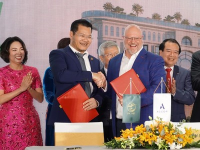 Ông Tống Đức Hiếu – Chủ tịch HĐQT Tập đoàn Lạc Việt (bên trái) và ông Andrew Langdon – Tổng giám đốc phát triển cấp cao Tập đoàn Accor khu vực Châu Á (bên phải) tại lễ ký kết hợp tác.