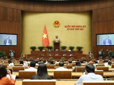 Quốc hội nghe tờ trình dự án Luật Bảo hiểm xã hội sửa đổi.