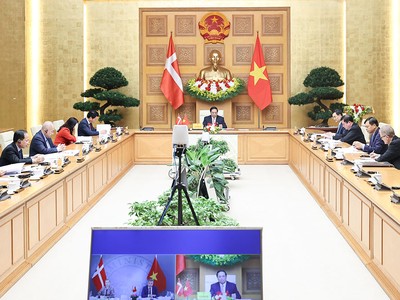 Thủ tướng Chính phủ Phạm Minh Chính hội đàm trực tuyến với Thủ tướng Đan Mạch Mette Frederiksen tối 1/11 (Ảnh: Nhật Bắc)