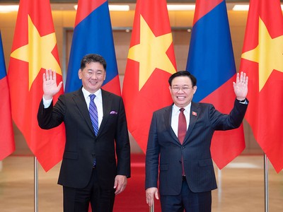 Tổng thống Ukhnaagiin Khurelsukh đề nghị Quốc hội hai nước tăng cường hợp tác, qua đó, tiếp tục củng cố và tăng cường hơn nữa tin cậy chính trị giữa hai nước. (Ảnh: Quochoi.vn) 