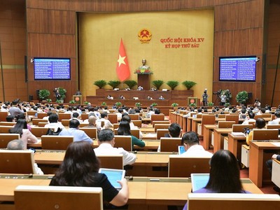 Quốc hội nghe báo cáo trước khi thảo luận, 140 vị đại biểu đã đăng ký phát biểu ngay từ đầu giờ. 