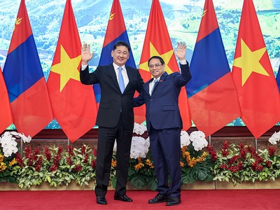 Thủ tướng Phạm Minh Chính và Tổng thống Mông Cổ Khurelsukh bày tỏ vui mừng về những bước phát triển thực chất trong quan hệ hợp tác hai nước những năm gần đây. (Ảnh: Nhật Bắc) 