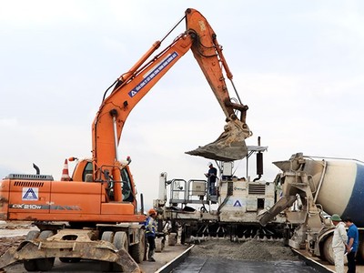 Nhà thầu thi công hạng mục đường cất hạ cánh Cảng Hàng không Ðiện Biên. (Ảnh: Quốc Huy, báo Điện Biên Phủ).