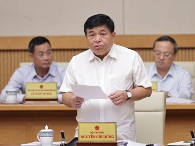 Bộ trưởng Nguyễn Chí Dũng báo cáo tại phiên họp thường kỳ Chính phủ tháng 10/2023. (Ảnh: VGP)