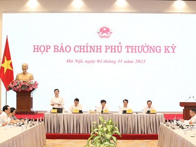 Phó Chủ tịch UBND TP. Hà Nội Hà Minh Hải trao đổi tại Họp báo Chính phủ thường kỳ, chiều 4/11.