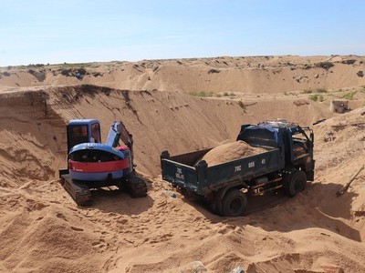 Một trường hợp khai thác cát trái phép bị bắt quả tang tại phường Hòa Hiệp Bắc, thị xã Đông Hòa vào đầu tháng 7/2023. Nguồn: UBND thị xã Đông Hòa. 