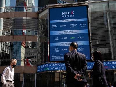 Bên ngoài trụ sở Sở giao dịch chứng khoán Hong Kong. Ảnh: AFP