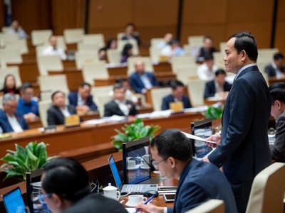 Phó thủ tướng Chính phủ Trần Lưu Quang trả lời chất vấn trong phiên làm việc chiều 7/11