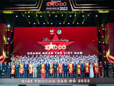 Giải thưởng Sao Đỏ - Doanh nhân trẻ Việt Nam tiêu biểu được Hội Doanh nhân trẻ Việt Nam triển khai từ năm 1999, là giải thưởng đầu tiên ở Việt Nam bình chọn và tôn vinh các gương mặt doanh nhân trẻ xuất sắc trong hoạt động sản xuất, kinh doanh.