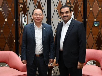 Tỷ phú Ấn Độ Gautam Adani và Chủ tịch Tập đoàn Vingroup Phạm Nhật Vượng tại cuộc gặp ngày 8/11. Ảnh: The Week 