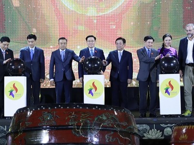 Festival Bảo tồn và Phát triển Làng nghề Việt Nam 2023 do Bộ Nông nghiệp và Phát triển nông thôn và UBND TP. Hà Nội tổ chức đã khai mạc tại Hoàng thành Thăng Long, tối 9/11.