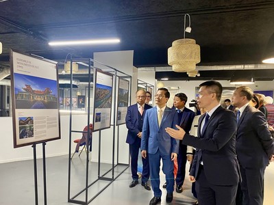 Công chúng ngắm nhìn một Việt Nam tươi mới, sống động qua các triển lãm ảnh.