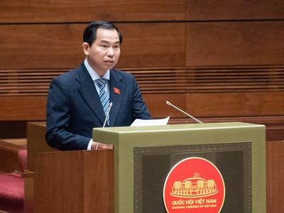 Chủ nhiệm Lê Quang Mạnh trình bày Báo cáo thẩm tra dự thảo Nghị quyết về việc áp dụng thuế thu nhập doanh nghiệp bổ sung theo quy định chống xói mòn cơ sở thuế toàn cầu tại phiên làm việc sáng 10/11