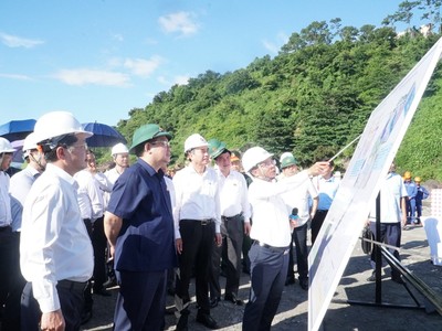 Chủ tịch Quốc hội Vương Đình Huệ và đoàn công tác đã đến kiểm tra tiến độ và động viên công nhân thi công tại dự án Bến cảng Liên Chiểu – Phần cơ sở hạ tầng dùng chung.