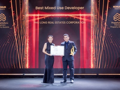 Ông Nguyễn Vũ Anh Tú - Tổng Giám đốc Phú Long nhận giải thưởng trong đêm Gala của PropertyGuru Vietnam Property Awards - VPA 2023.