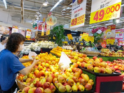 Khách hàng mua sắm hàng giảm giá tại hệ thống siêu thị Big C.