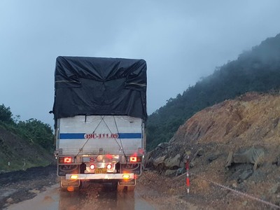 Hiện trường khu vực xảy ra sạt lở, sụt trượt trên tuyến cao tốc La Sơn - Tuý Loan. Ảnh: Ngọc Tân 