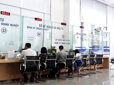 Doanh nghiệp làm thủ tục tại Trung tâm hành chính công tỉnh Bình Dương