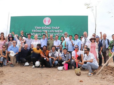 Lãnh đạo tỉnh Đồng Tháp và đại biểu các tổ chức, các doanh nghiệp quốc tế tham gia trồng tre lưu niệm tại huyện Cao Lãnh - Đồng Tháp