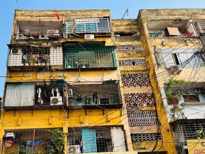 Hải Phòng yêu cầu đến hết tháng 12/2023 phải tháo dỡ xong toàn bộ các trường hợp vi phạm và báo cáo kết quả thực hiện. Trong ảnh: Những "lồng sắt", "chuồng cọp" tại Chung cư Vạn Mỹ