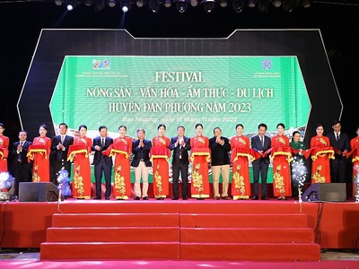 Lãnh đạo các Sở, ngành Thành phố cùng lãnh đạo huyện Đan Phượng cắt băng khai mạc.