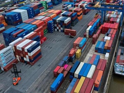 Các container hàng hóa tại cảng Duisburg, Đức. (Ảnh: AFP/TTXVN)