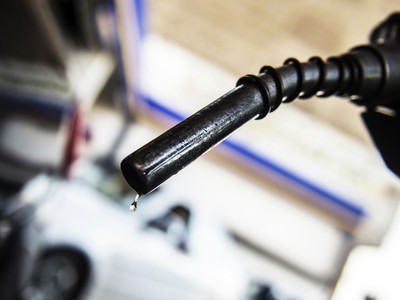 Bơm xăng cho phương tiện tại một trạm xăng ở Cairo, Ai Cập. Ảnh: AFP/TTXVN