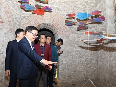 Các đại biểu và du khách tham quan "Sắp đặt nước và di sản tháp nước hàng Đậu”. (Ảnh: Lê Hải)